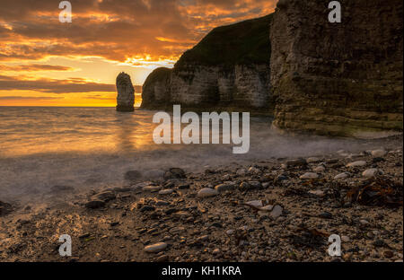 Küsten Sonnenaufgang auf einem Kieselstrand Stockfoto