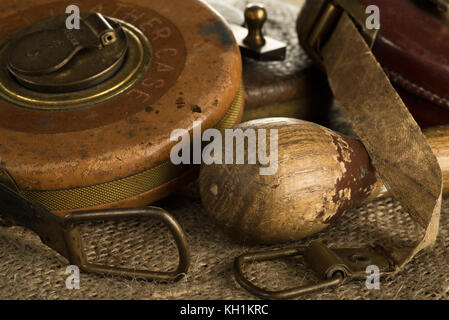 Einige alte Maßbänder still life Stockfoto