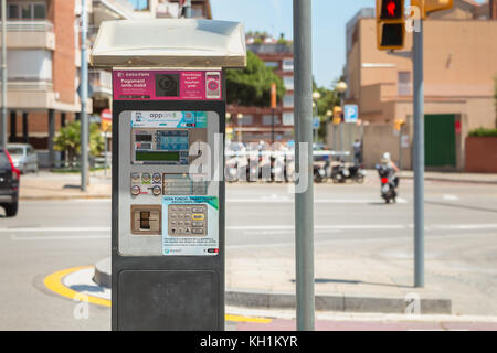 BARCELONA, SPANIEN - 20. Juni 2017: Parkscheinautomaten, wo Autofahrer für ihre Parkplätze auf der Straße bezahlen kann Stockfoto