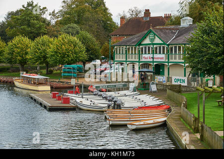 Das alte Bootshaus am Ufer des Flusses Avon im Zentrum von Stratford-upon-Avon ist einer der Orte, die Touristen können verschiedene Boote mieten. Stockfoto