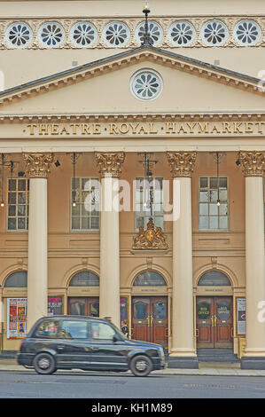 Eine ikonische schwarz London Taxi an der Vorderseite des Theatre Royal Haymarket in London's Theatreland Stockfoto