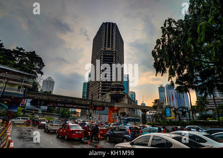 Gebäude mit Stau und Sonnenuntergang in Kuala Lumpur aufgegeben, Stockfoto