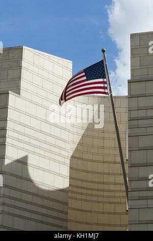 Die amerikanische Flagge schwenkten in der Nähe der wichtigsten Sehenswürdigkeiten von Berlin: Brandenburger Tor Stockfoto