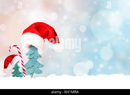 Weihnachtsbaum in Santa Hut und Weihnachtsdekoration Hintergrund. Stockfoto