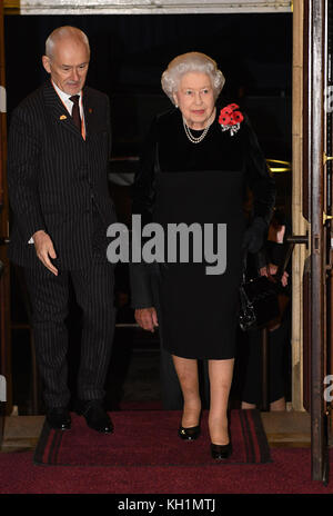 Queen Elizabeth II. Kommt zum jährlichen Royal Festival of Remembrance in der Royal Albert Hall, London. Stockfoto