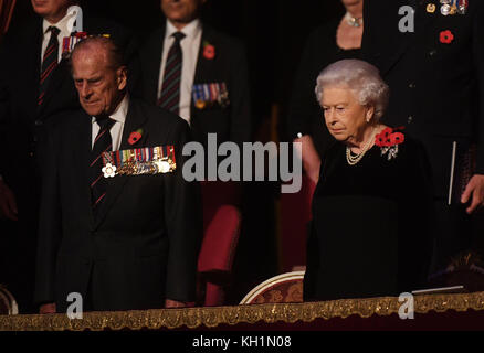 Der Herzog von Edinburgh und Königin Elizabeth II. Nehmen am jährlichen Royal Festival of Remembrance in der Royal Albert Hall, London, Teil. Stockfoto