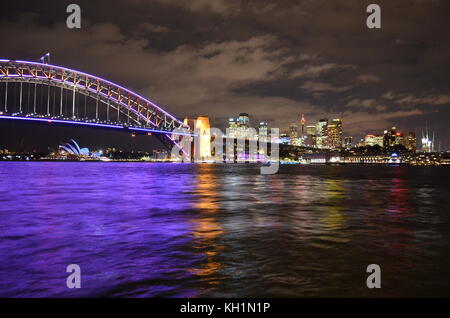 Sydney Harbour Bridge bei Nacht, Sydney NSW Australien, in der Nacht bei Vivid light Festivals, Blick auf die Brücke, Opera House, City Skyline Stockfoto