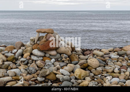 Mann aus Stapeln von Stein/Cairns - Futter das East Beach der heiligen Insel Stockfoto