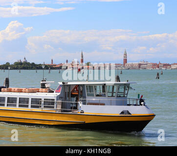 Fähre navigiert schnell auf der venezianischen Lagune während des Transports der Touristen auf der Insel von Venedig in Italien Stockfoto