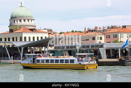 Fähre navigiert schnell auf der venezianischen Lagune in der Nähe von Lido di Venezia während des Transports der Touristen auf der Insel von Venedig in Italien Stockfoto