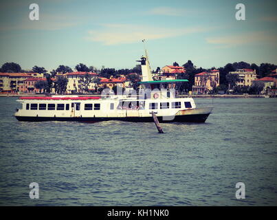 Wasser Bus navigiert schnell auf der venezianischen Lagune während des Transports der Touristen auf der Insel von Venedig in Italien mit Vintage-effekt Stockfoto