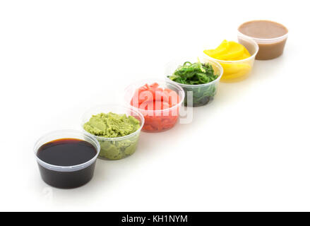 Sojasauce, Wasabi, eingelegte Ingwer, Chuka, Sesam Sauce und eingelegte Radieschen in kleinen Schüssel auf weißem Hintergrund Stockfoto