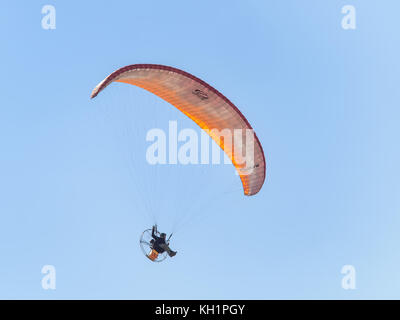 Forte dei Marmi, Italien   29. April 2017 Paramotor- oder Motorschirmfliegen: Gleitschirmflieger mit kleinem Triebwerk, der im blauen Himmel fliegt Stockfoto