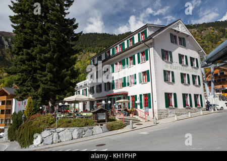 Heiligenhaus, Wallis, Schweiz - SEPT. 28, 2017: Das restaurierte Blattnerhof Hotel im Zentrum des Dorfes. Stockfoto