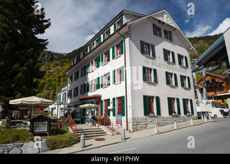 Heiligenhaus, Wallis, Schweiz - SEPT. 28, 2017: Das restaurierte Blattnerhof Hotel im Zentrum des Dorfes. Stockfoto