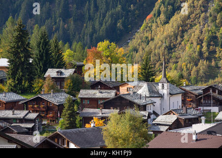 BLATTEN, SCHWEIZ - SEPT. 28, 2017: Das alte Zentrum des Bergdorfes im Herbst mit die kleine weiße Kirche von traditionellen hölzernen umgeben Stockfoto