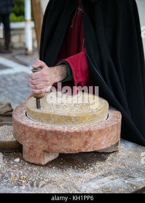 Alten Mühlstein, von Hand gedreht wurde, Mehl und Brot zu produzieren. Stockfoto