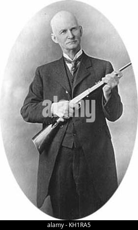 John Browning (1855 - 1926) mit einer Browning semi-auto .22 Rimfire Gewehr. Stockfoto