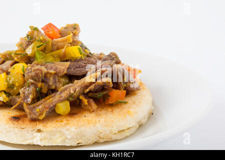 Die traditionelle kolumbianische Arepa gekrönt mit zerkleinertem Rindfleisch Stockfoto