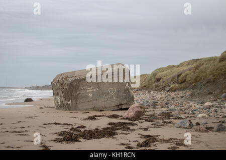 Ruinen einer zweiten Weltkrieg Bunker auf einem Strand in Hirtshals, Dänemark. Stockfoto