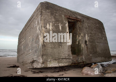 Ruinen einer zweiten Weltkrieg Bunker auf einem Strand in Hirtshals, Dänemark. Stockfoto