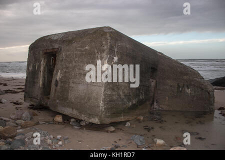 Ruinen einer zweiten Weltkrieg Bunker auf einem Strand in Hirtshals, Dänemark. Stockfoto