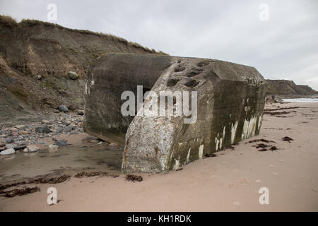 Ruinen einer zweiten Weltkrieg Bunker auf einem Strand in Hirtshals, Dänemark. Stockfoto