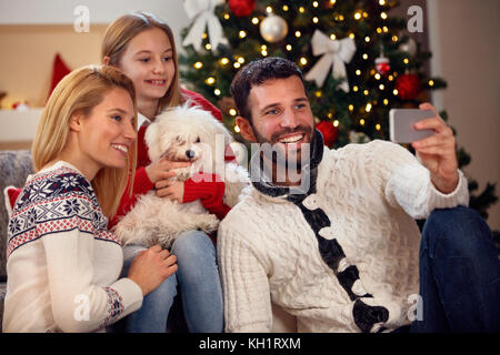 Weihnachten Familie Selbstportrait - junge lächelnde Familie Stockfoto