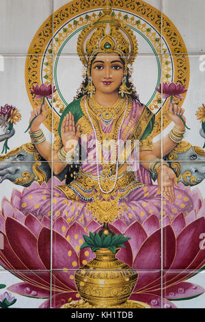 Wandgemälde mit hinduistischer Gottheit und Lotusblumen auf Wandfliesen im Sri Mahamariamman Tempel, Chinatown, Kuala Lumpur, Malaysia Stockfoto