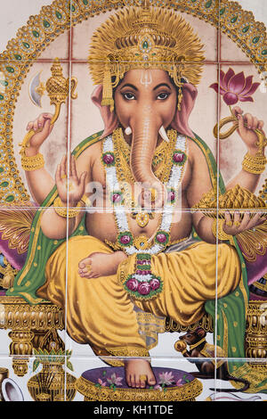 Wandbild der Hindu-Gottheit Ganesh auf Wandfliesen im Sri Mahamariamman Tempel, Chinatown, Kuala Lumpur, Malaysia Stockfoto