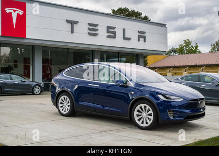 November 2, 2017 Sunnyvale/CA/USA - Tesla Autos angezeigt vor einem Showroom in der San Francisco Bay Area. Stockfoto