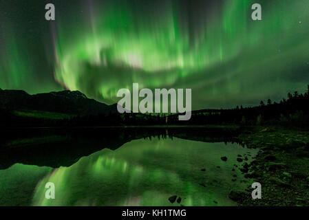 Aurora borealis Nordlicht über Pyramid Lake, Jasper National Park, Alberta Stockfoto