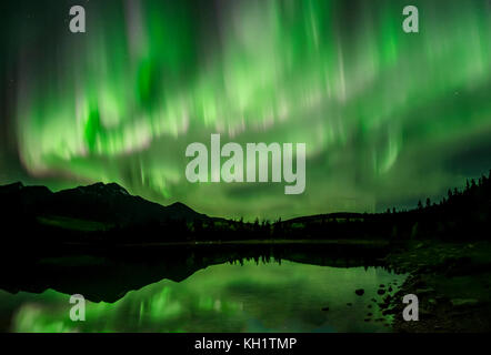 Aurora borealis Nordlicht über Pyramid Lake, Jasper National Park, Alberta Stockfoto