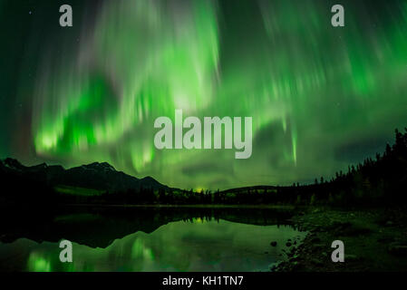 Aurora borealis Nordlicht über Pyramid Lake, Jasper National Park, Alberta Stockfoto