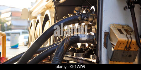 Tankwagen befüllen Tank an der Tankstelle Stockfoto