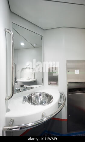 Toilettenschüssel im toilettenraum. Toiletten mit beigefarbener