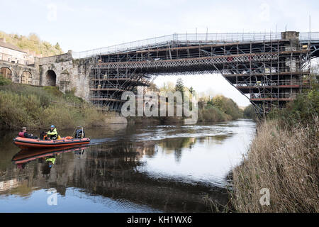 Auf 0001 Montag, 13. November Spezialist Restauratoren Arbeiten für English Heritage wichtige Reparaturarbeiten an Iron Bridge beginnen mit einem Embargo belegt, über den Fluss Severn in Shropshire, in a&Pound; 3,6 Millionen Projekt, um es zu schonen. Die Brücke, die 1779 errichtet wurde, war die erste Single, span Bogenbrücke der Welt aus Gusseisen und markiert einen Wendepunkt in der britischen Engineering. Stockfoto