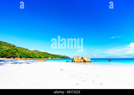Malerische Traum Strand mit weißem Sand, der goldene Felsen im türkisfarbenen Wasser und blauem Himmel in der Anse Lazio auf der Insel Praslin auf den Seychellen. Stockfoto