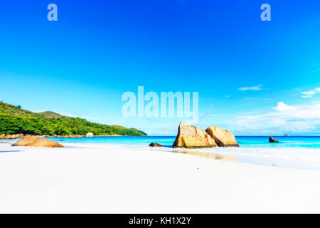 Malerische Traum Strand mit weißem Sand, der goldene Felsen im türkisfarbenen Wasser und blauem Himmel in der Anse Lazio auf der Insel Praslin auf den Seychellen. Stockfoto