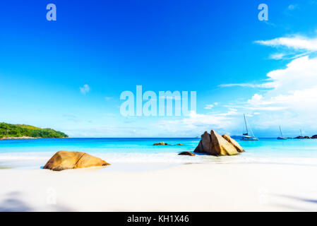 Malerische Traum Strand mit weißem Sand, der goldene Felsen und Katamarane im türkisfarbenen Wasser und blauem Himmel in der Anse Lazio auf Praslin Island auf Stockfoto