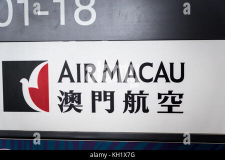 Peking, China - Oktober 2017: Air Macau Firmenlogo am Flughafen Peking. Air Macau ist die unter der Flagge der Fluggesellschaft ansässige Fluggesellschaft und hat ihren Hauptsitz in Macau. Stockfoto