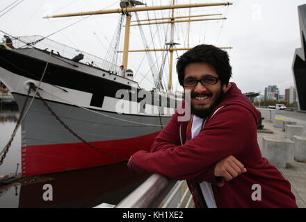 AM Montag, den 0001. NOVEMBER, 13. NOVEMBER, mit EINEM EMBARGO GEGEN Paul Johnson, 24, der im November 2014 beide Beine verlor, als er von einem elektrischen Schlag getroffen wurde, als er eine Eisenbahnlinie in Glasgow überquerte, Schaut sich um und bekommt das Gefühl für das Leben an Bord des Glenlee Tall Ship in Glasgow, Ähnlich wie er bei seiner ersten siebentägigen Reise nach Gran Canaria im Januar 2018 an Bord sein wird, mit dem Ziel, sich für eine 40-tägige Reise von den Falklandinseln nach Südafrika im April 2018 zu qualifizieren. Stockfoto