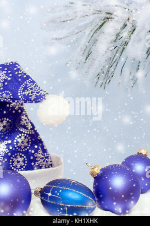 Blau dekoriert mit Schneeflocken hat Weihnachtsmann, Weihnachten Spielzeug blauen Kugeln und mit Schnee bedeckt. Stockfoto