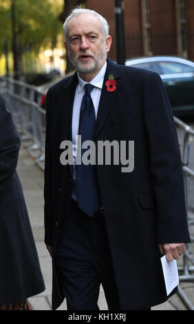 Labour-Führer Jeremy Corbyn geht durch die Downing Street auf ihrem Weg zum jährlichen Gedenksonntag am Cenotaph-Denkmal in Whitehall, im Zentrum von London. Stockfoto