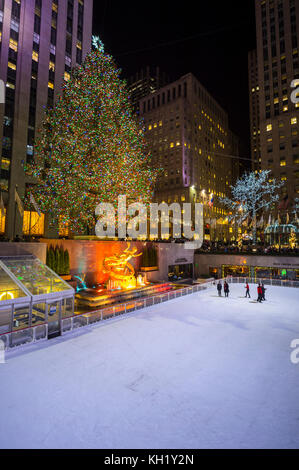 New York City - Dezember 21, 2016: Die berühmten Rockefeller Center Weihnachtsbaum steht über eine ungewöhnlich leer Eisbahn, einem sehr beliebten Ferienort Touristen Stockfoto