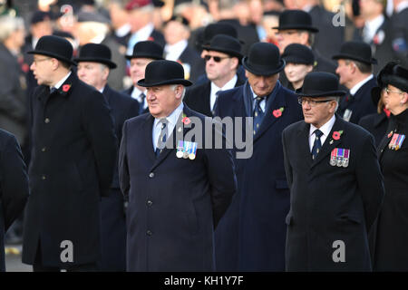 Veteranen versammeln sich zum jährlichen Remembrance Sunday Service im Cenotaph Memorial in Whitehall, im Zentrum von London. Stockfoto