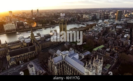 Luftbild Foto Iconic Englisch Wahrzeichen Big Ben Clock Parlament Meisterstück britischen Flagge in City of Westminster am 09. April 2017 in London, Großbritannien Stockfoto