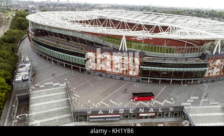 Das Emirates Stadium am 01 September, 2017. Fliegen mit Luftaufnahme Iconic Emirates Stadium in Highbury, London und dem Heimstadion des englischen Fußballclubs Arsenal in 4K Stockfoto