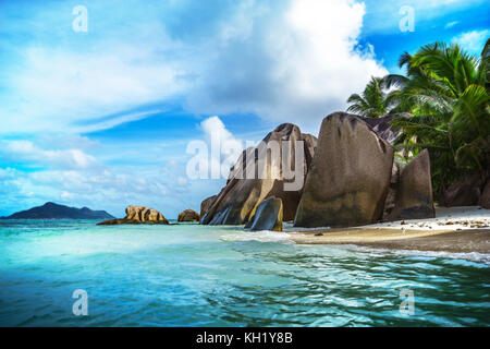 Türkisfarbenes Wasser, Granitfelsen und Palmen im weißen Sand von Anse Source D'Argent auf den Seychellen Stockfoto