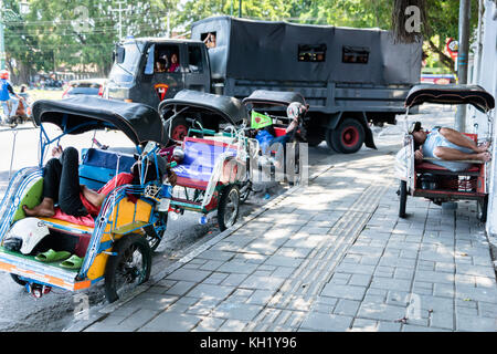 Yogyakarta - Oktober 2017: traditionelle Rikscha Transport auf Straßen von Yogyakarta, Java, Indonesien. Fahrrad Rikscha bleibt beliebtes Verkehrsmittel Stockfoto